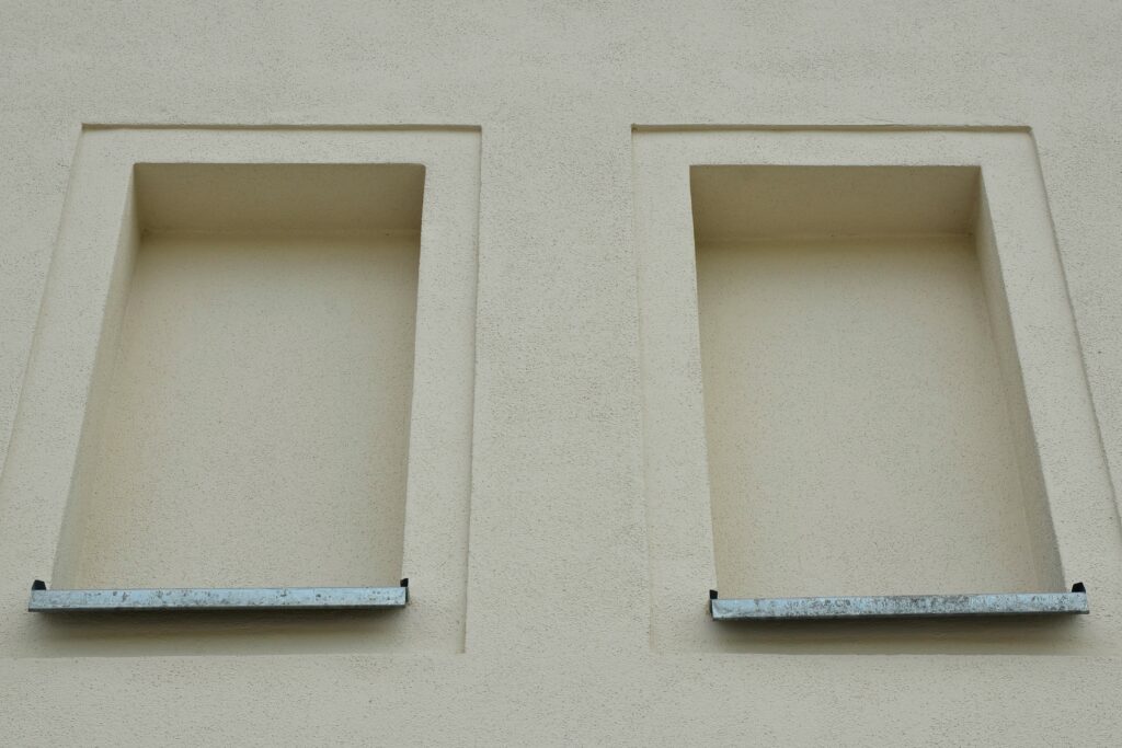 Zwei zugemauerte Fenster
